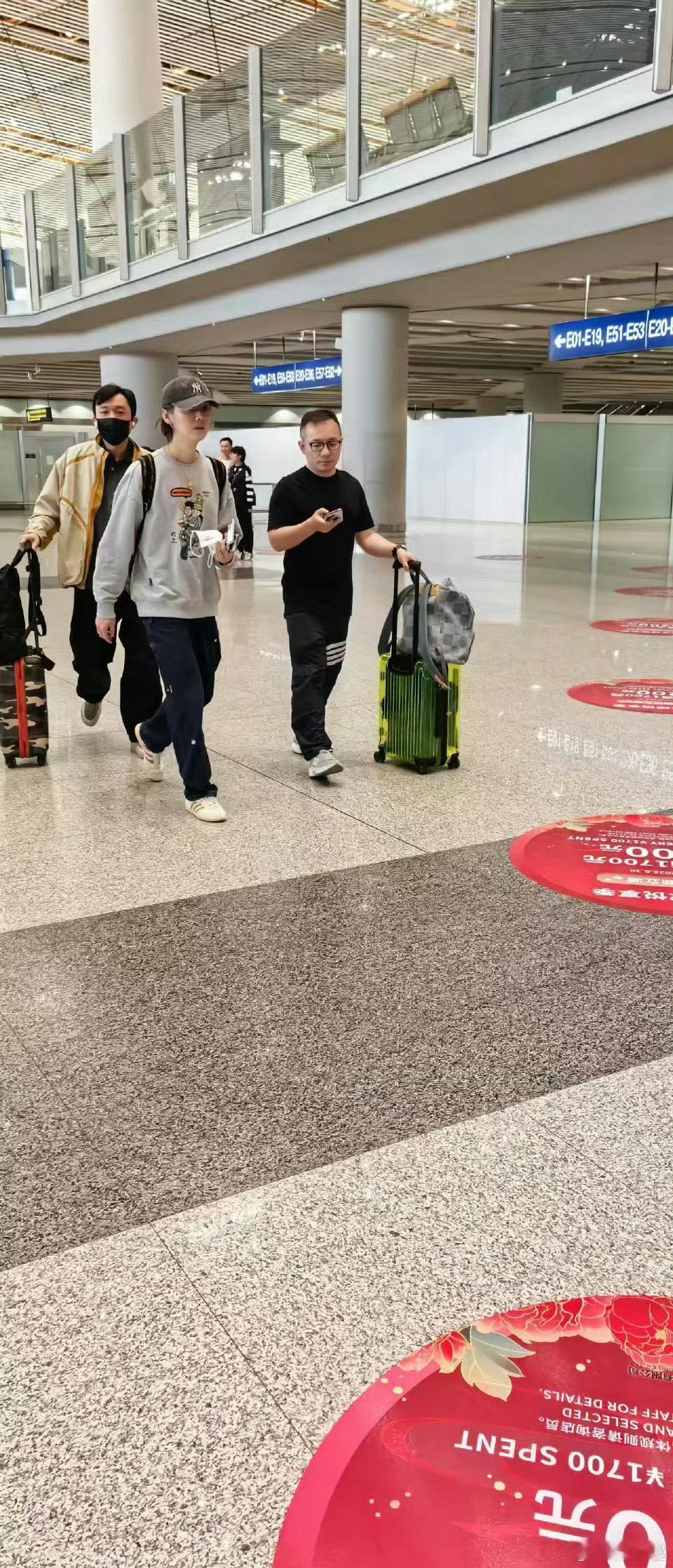 机场偶遇鹿晗飞日本哥，咱还是认认真真搞事业吧！！搞事业最帅了[并不简单][并不简