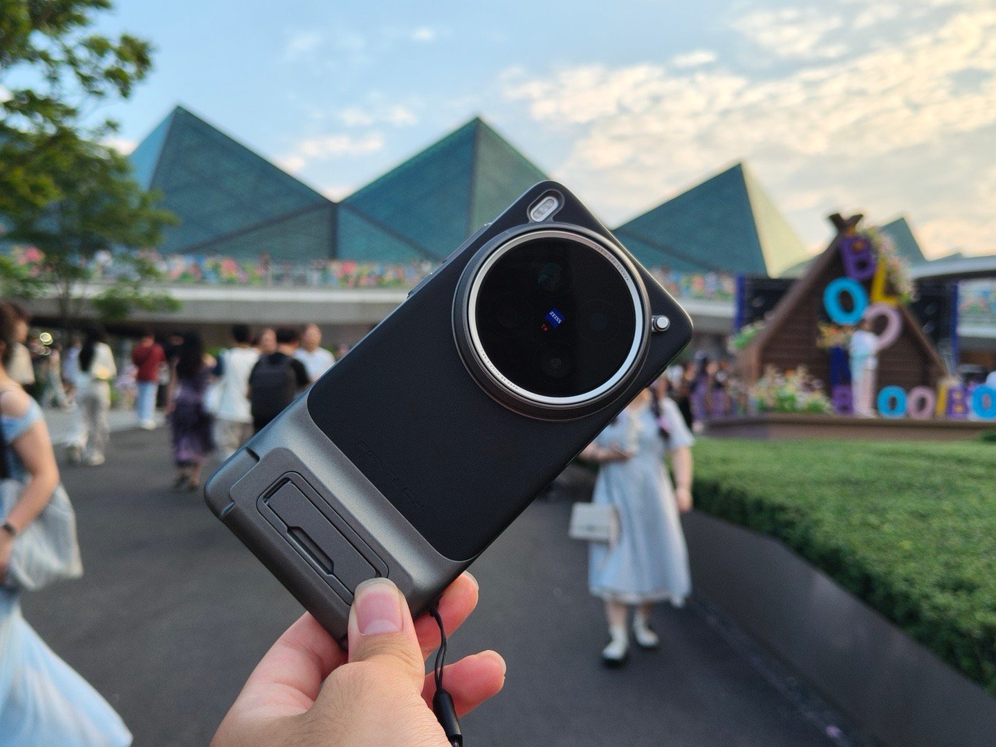 带着vivoX200Ultra来看许嵩演唱会了，今天挑战坐在山顶上，用viv