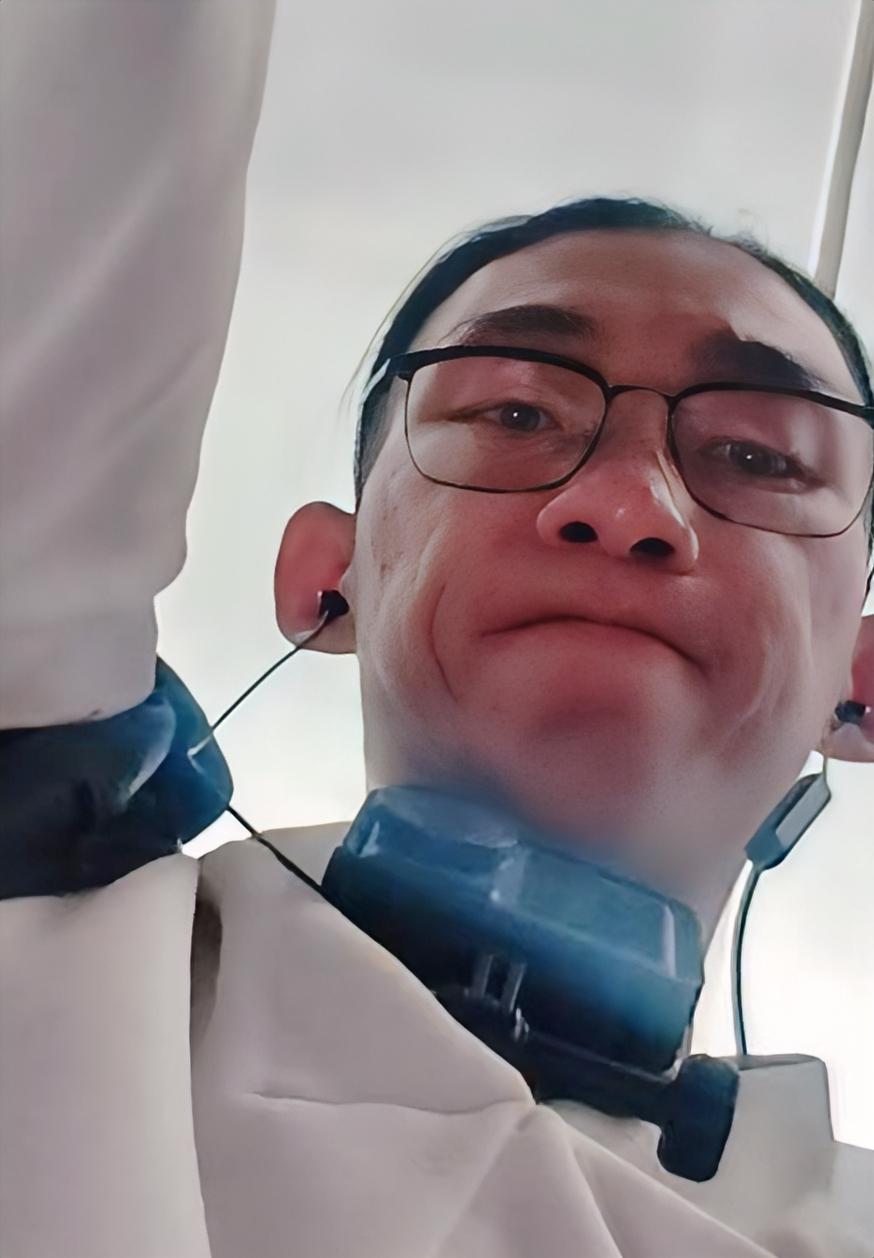 婴儿在列车上哭嚎了20分钟男子终于忍不下去了快步走到家长跟前，伸出了手，只用