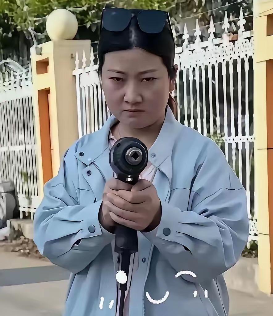 这个女子就是热熔枪事件的老师，看着面相真的有点不好惹，似乎是那种一点就着的性格，