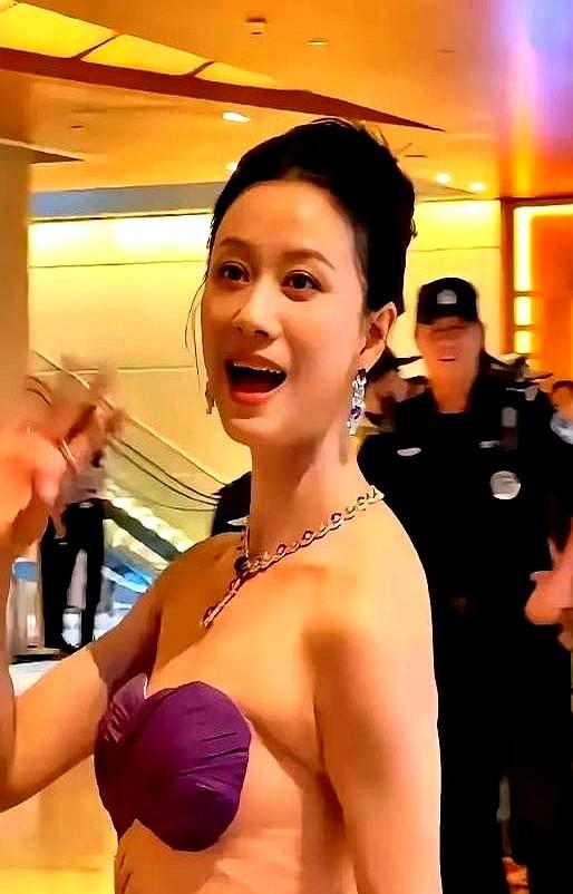 倪虹洁在上海电影节的造型，引发了不少的争议。评论区炸得最凶的一条是：“中年女