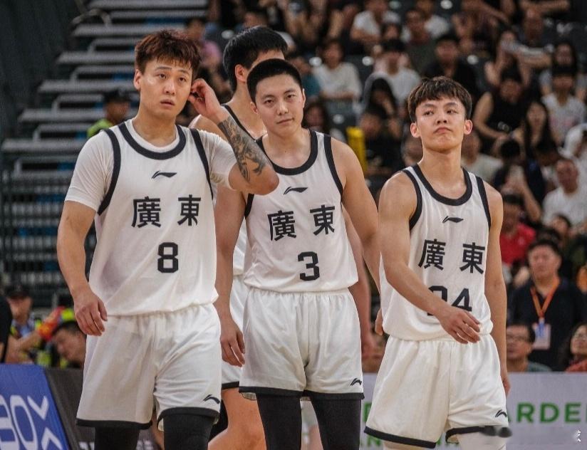 广东全运男篮成年组16人名单出炉⬇️，黑白矮领衔，四大内线坐镇！后卫：胡明轩、