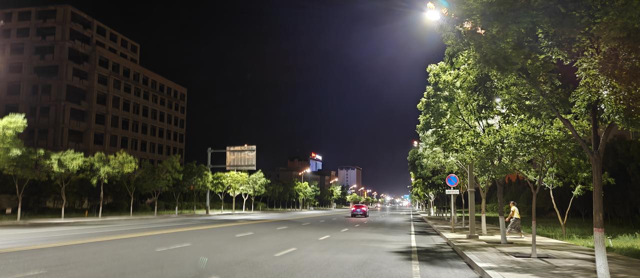 阿拉善盟相当于2.5个江苏那么大，主城巴彦浩特从行政上应该约等于市，我从来没有见