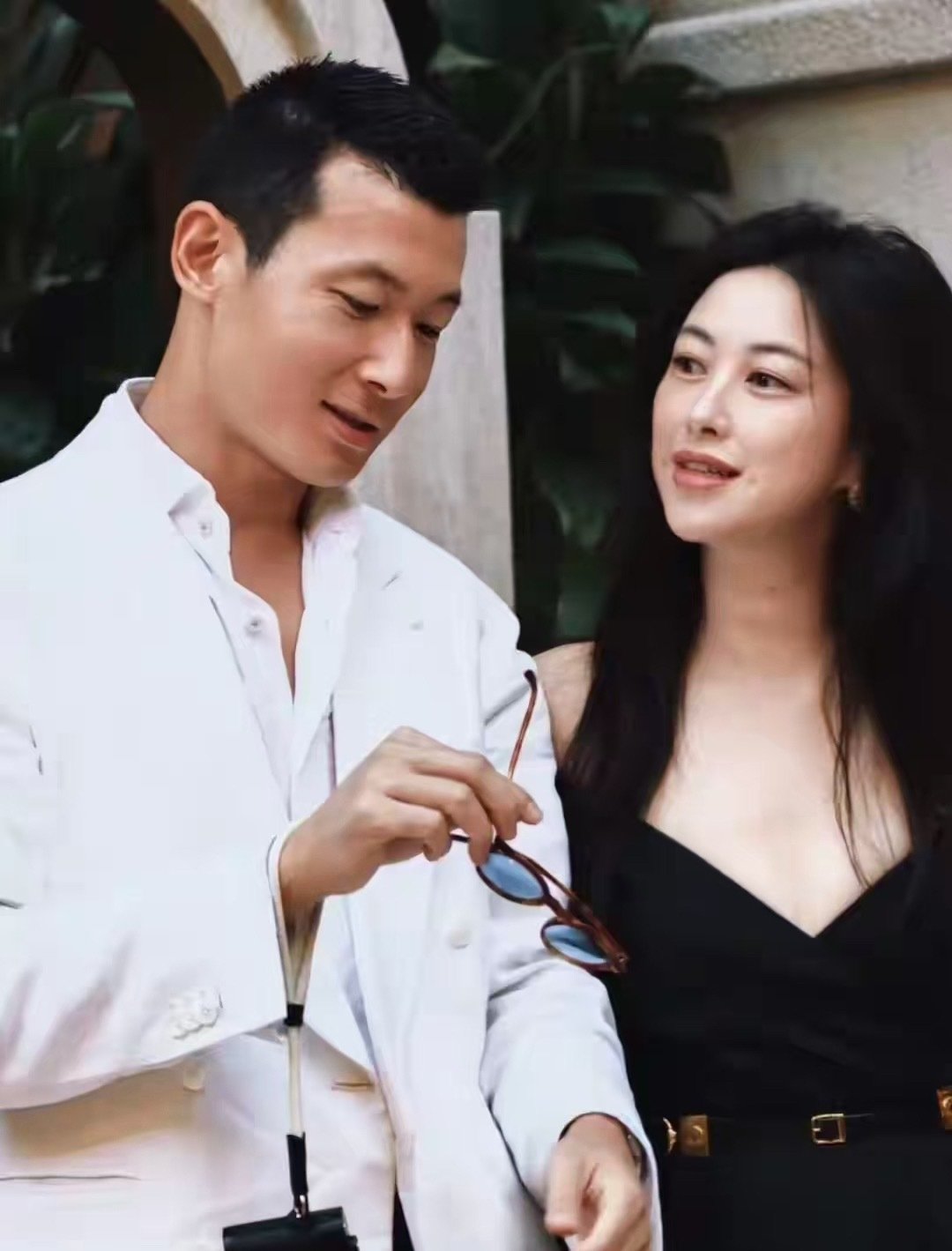 五岁女儿完美复刻梨涡！朱珠家三代气质遗传太绝了​