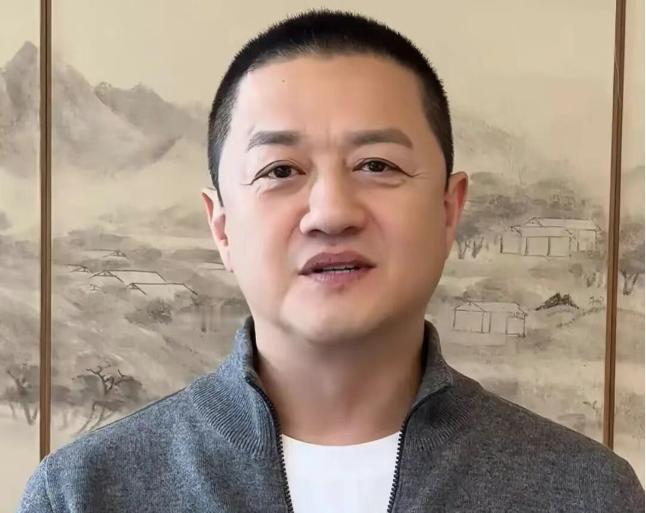 李亚鹏公开支持董宇辉：他给嫣然捐了一大笔钱，比200万高很多：“一个人做了好事