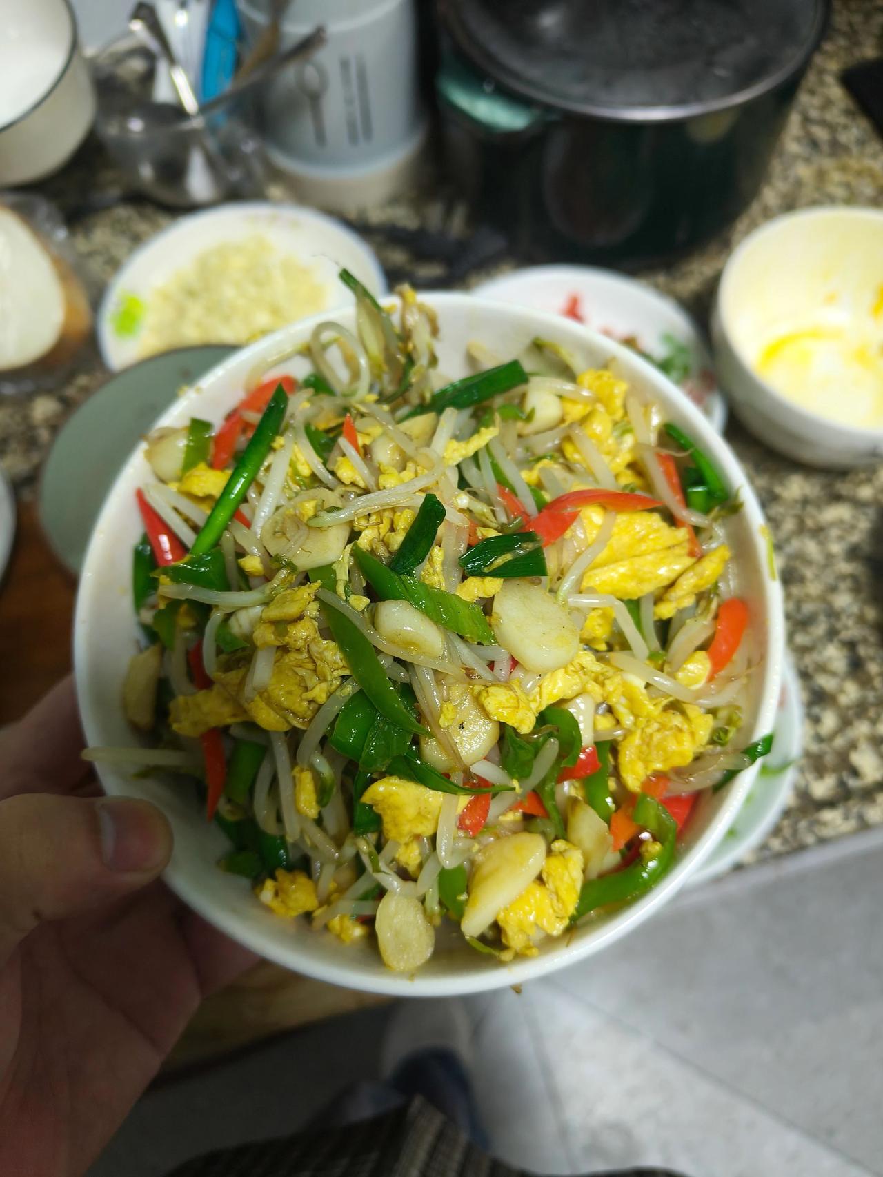 个个都是下酒菜，来个打下手的咯，买菜，洗菜，择菜，切菜，炒菜，花了不少时间。家常
