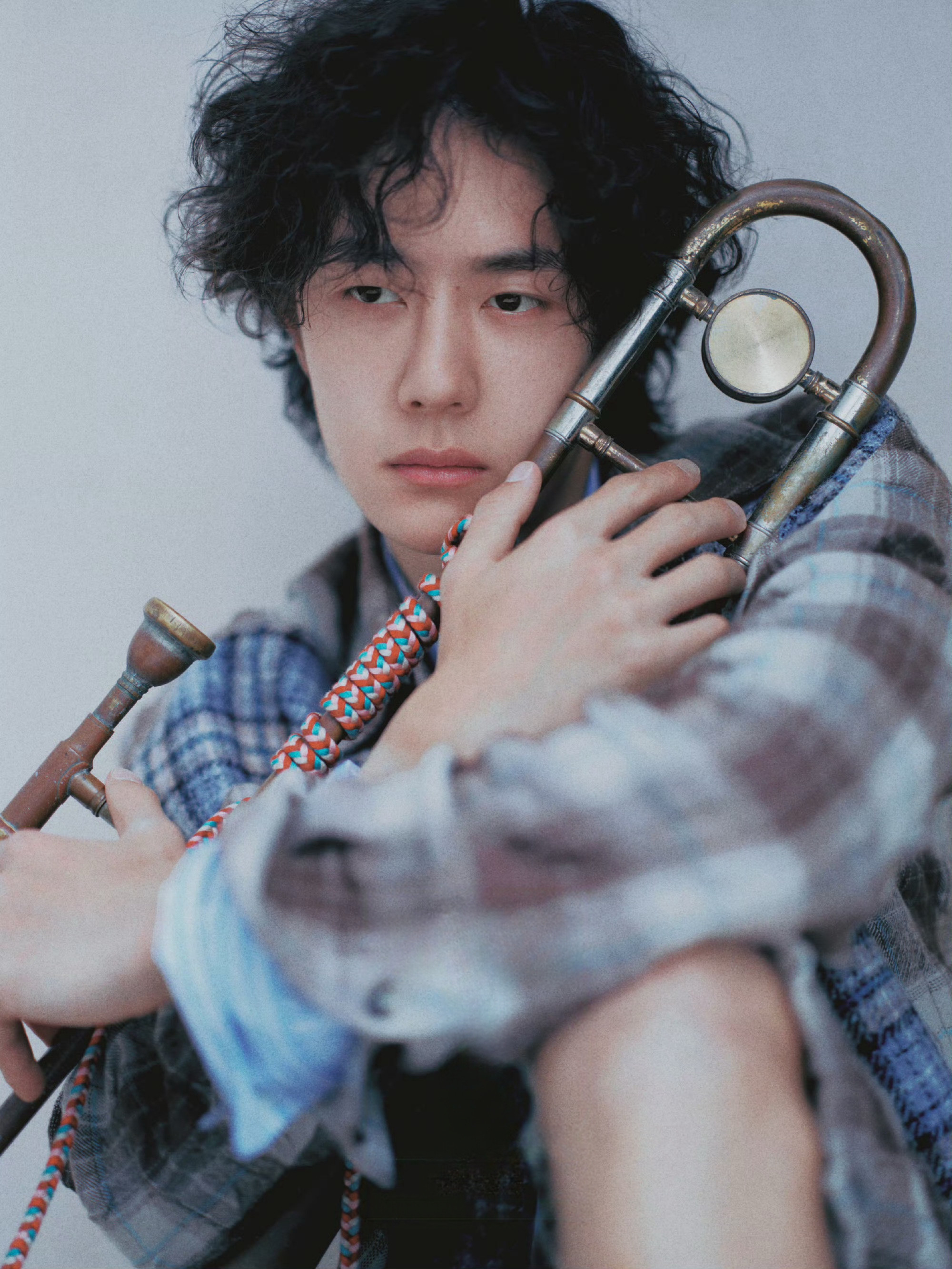 是一只还没养熟的小猫，不看你也不搭理你/王一博