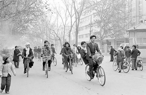 人要服老没有必要装年轻自然规律嘛70后真就不服老？前几天单位食堂发生了件有