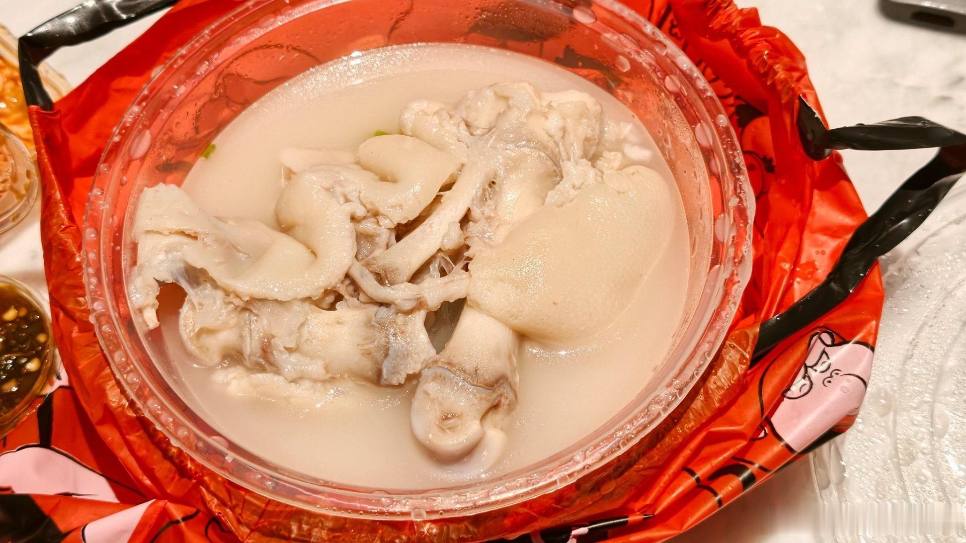 来上海吃大猪蹄子了，饿坏了上海