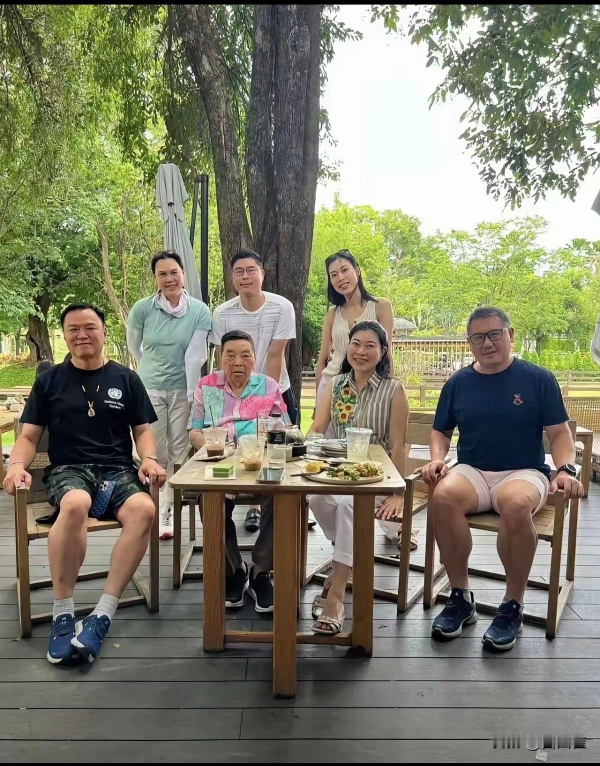泰国总理的幸福一家人。