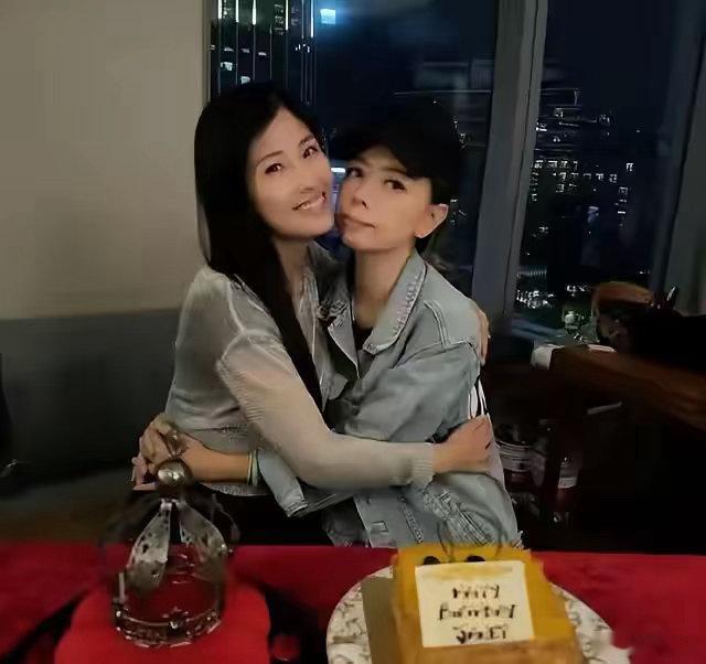 梁荣忠当年是选择出轨，然后跟钟丽淇分手，其实对钟丽淇也是一种保护，总不至于说钟丽