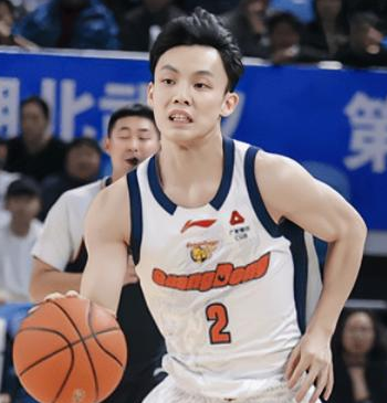 徐杰20分，广东男篮再胜广州继续保持开赛不败。CBA常规赛，广东男篮客场挑战广州