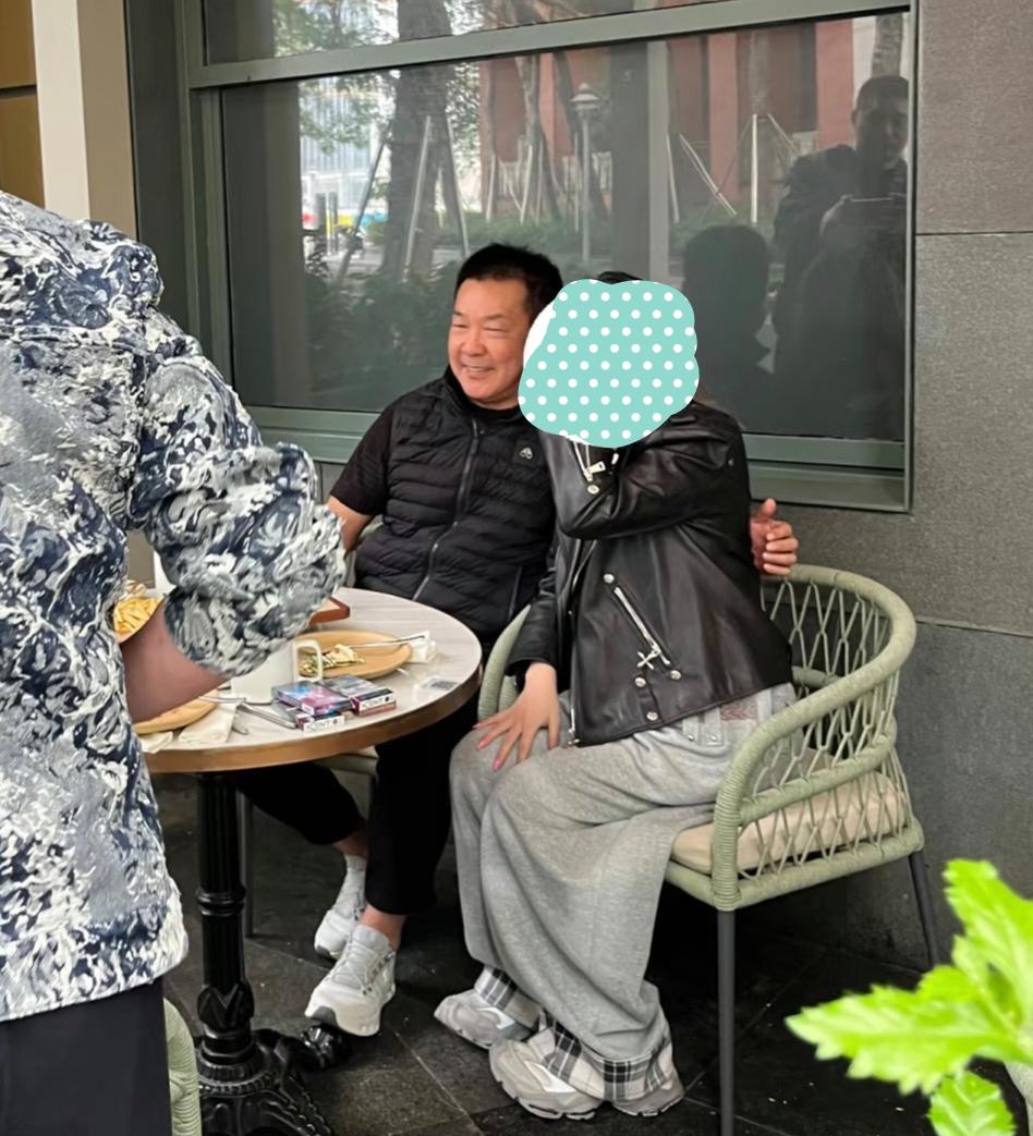 著名武打明星元彪现身深圳万象城，身穿黑色短袖外搭黑色薄款羽绒马甲，脸部肌肉浮肿，