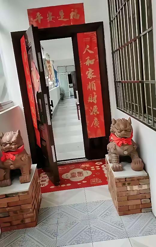 你家对门没有邻居，你随便放，有邻居放两个狮子，没打你就不错了