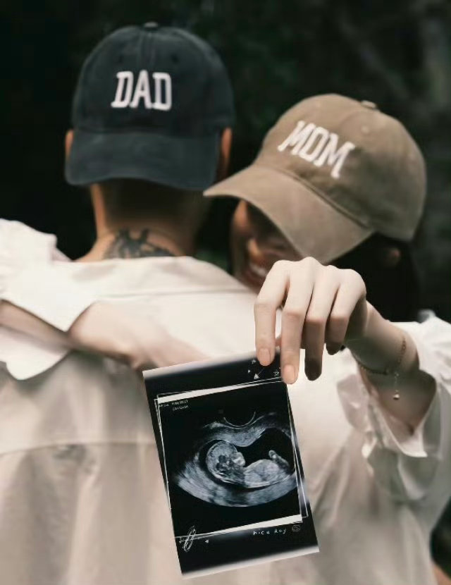 陈伟霆曝何穗生产过程不太顺利陈伟霆透露，何穗顺产产后进行二次清宫手术太不容易了！