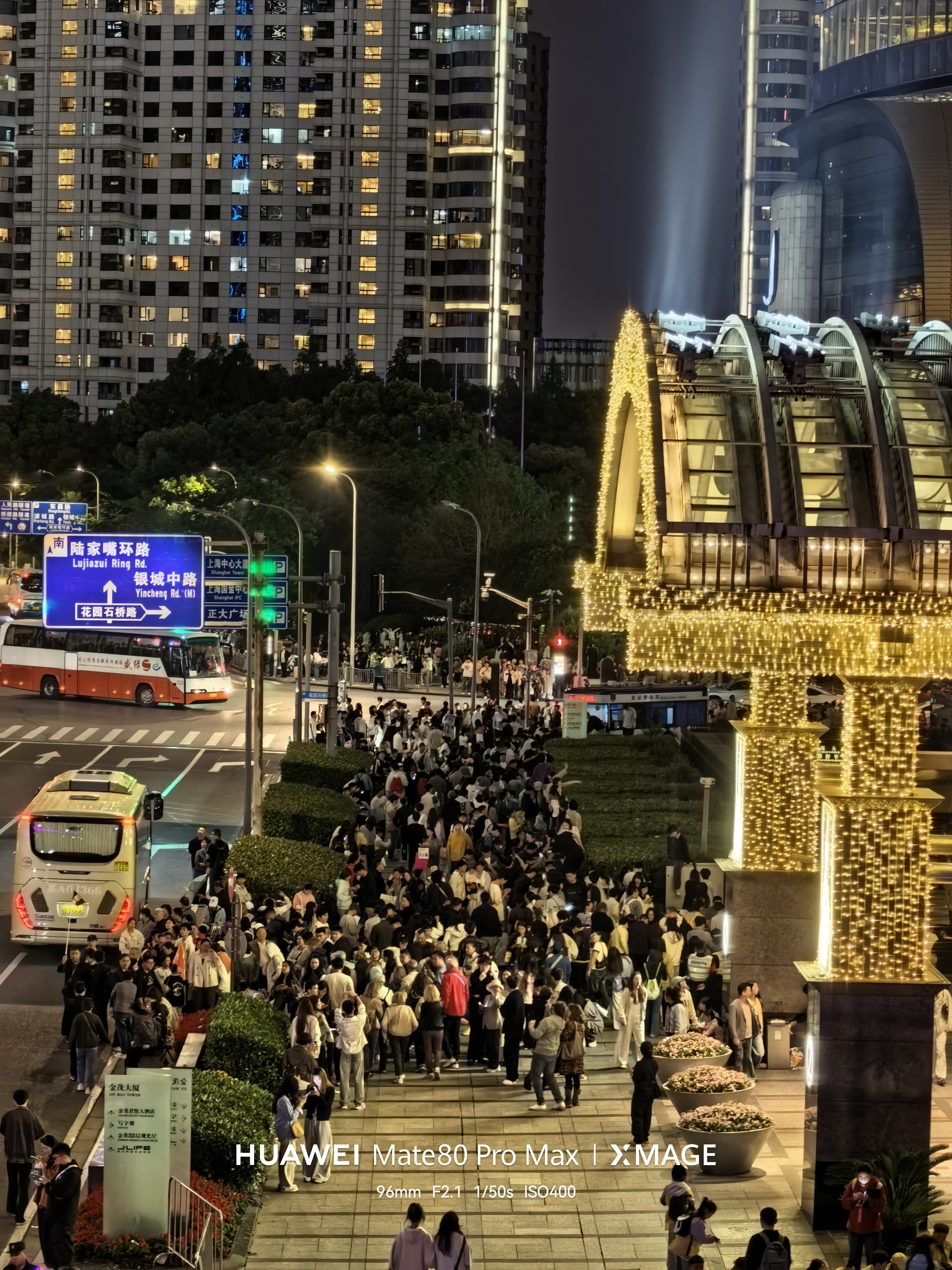 此刻的陆家嘴三件套，真的被打卡的人挤满了。说实话，每次来上海，不来陆家嘴走一圈，