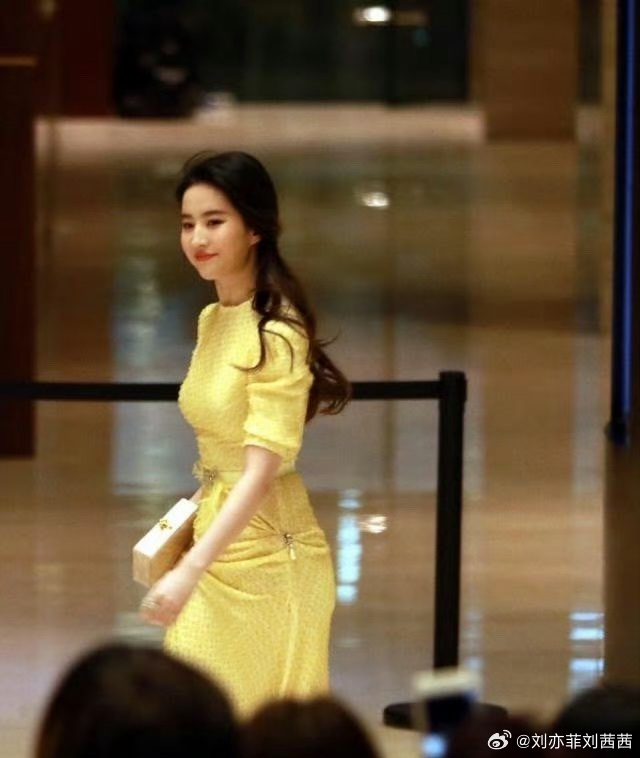 刘亦菲之前穿搭的亮点可太多了。她选择了一袭明黄色肌理感鱼尾长裙，圆领加上泡泡袖的