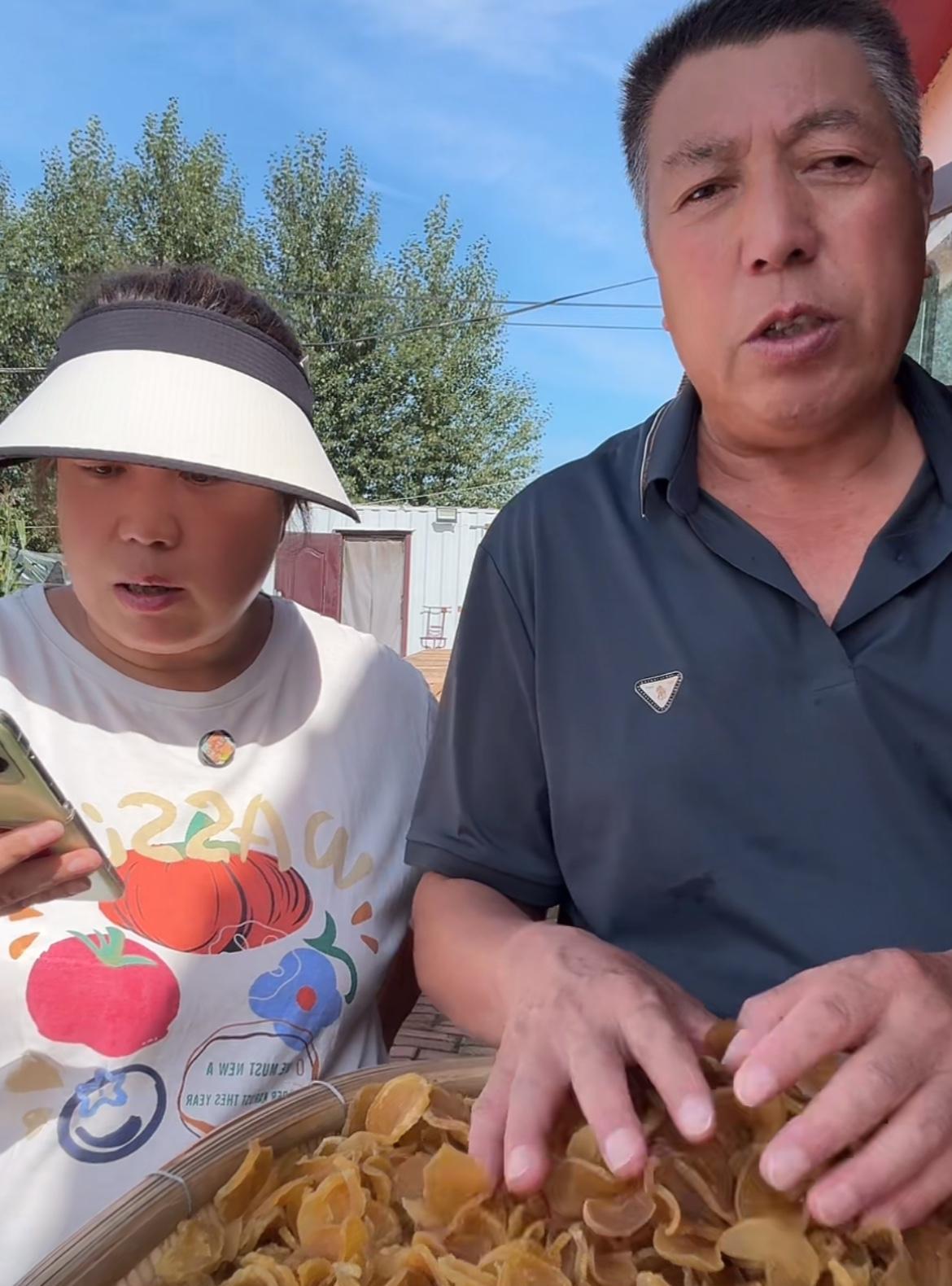 8月23日，胖妞和爸爸出现在直播间，胖妞带的土豆干，有的网友不会做，胖妞爸爸说：
