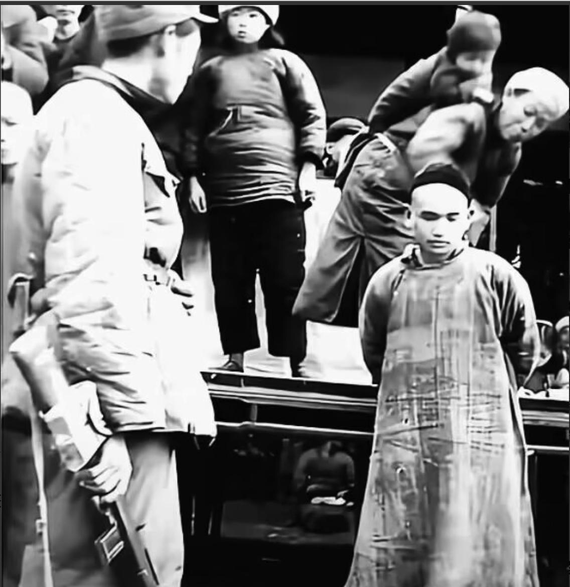 1953年，民兵连长南京出差，路遇街巷，听到商贩夫妻吵架，男人骂人的声音，一下吸