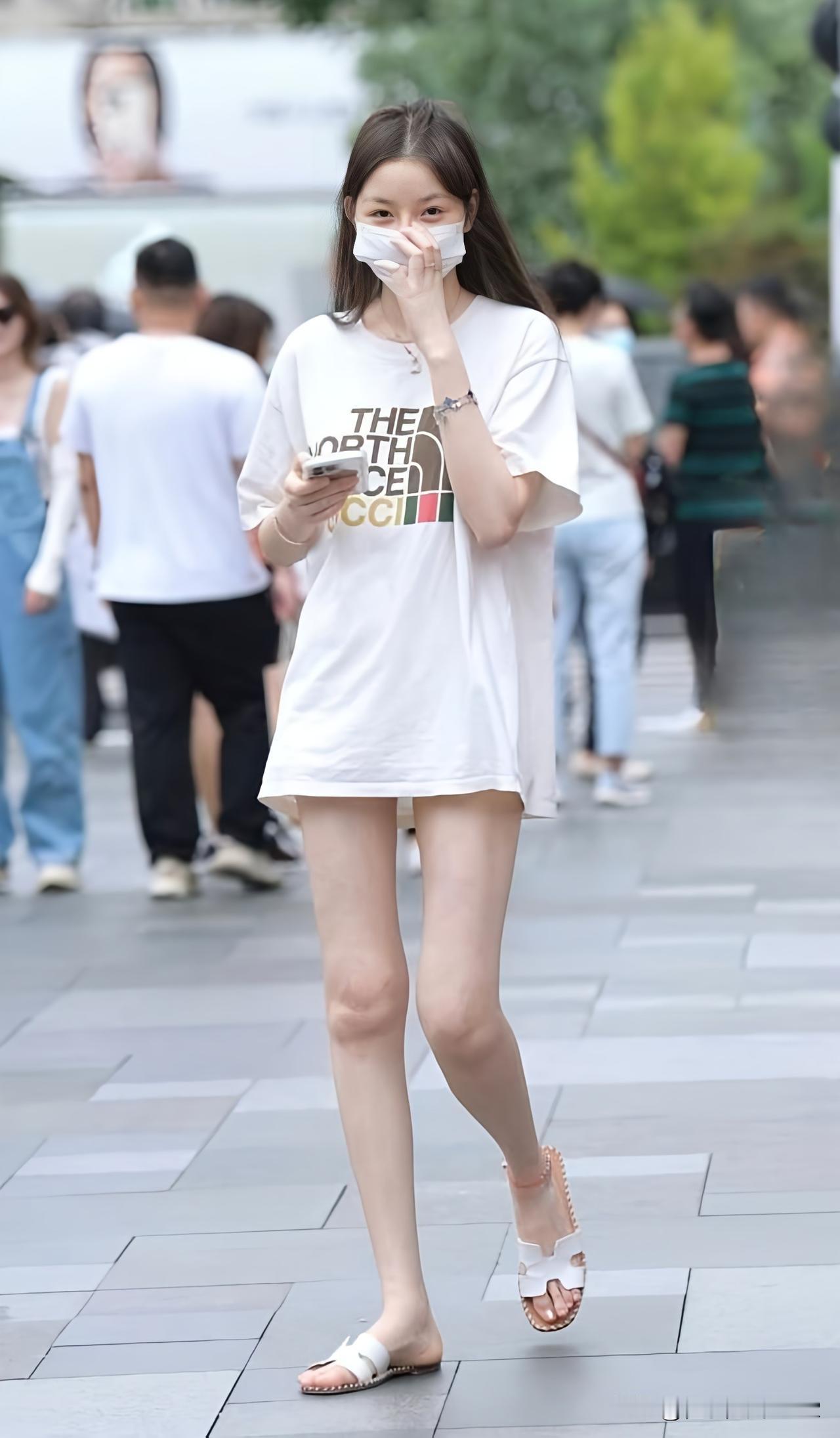 分享街拍图片 街头偶遇氧气感美女，简约穿搭却自带清冷氛围感