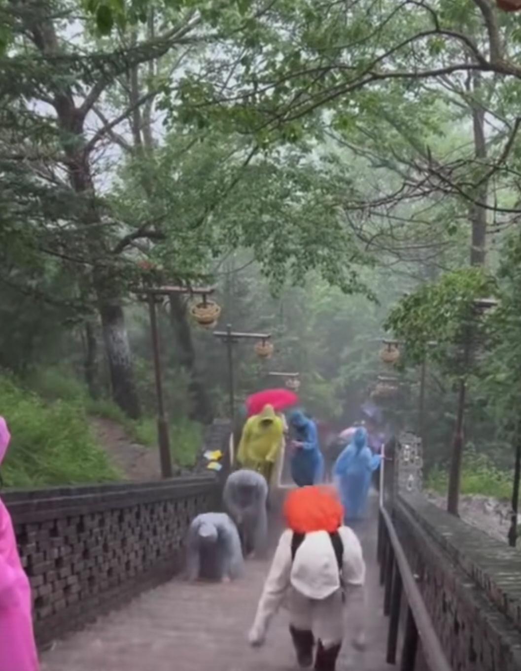 近日，在五台山景区，突降暴雨，雨水顺着上山的台阶哗哗的向下流，但是暴雨也挡不住一