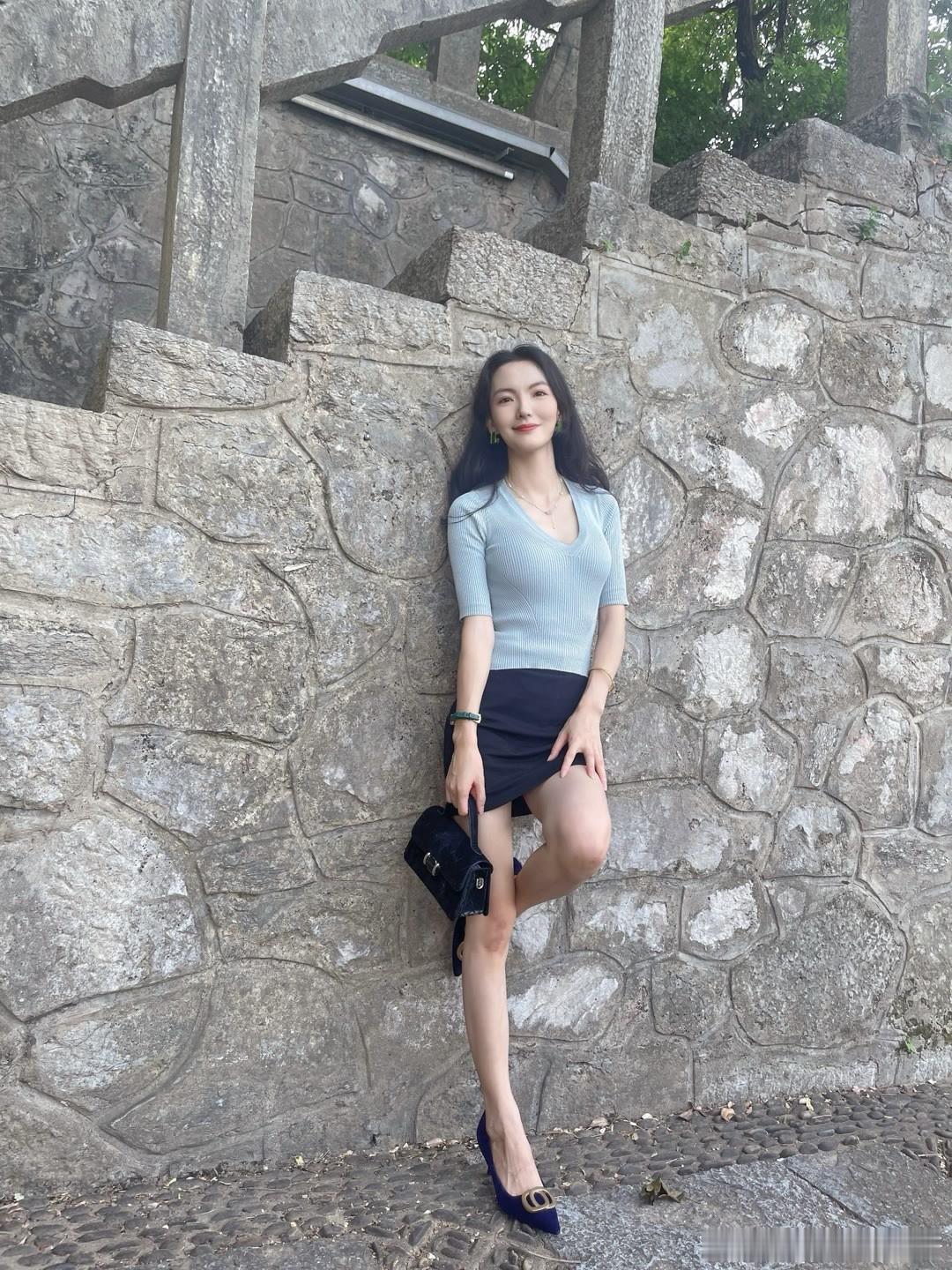 每当拍照的时候，就把高跟鞋穿上~