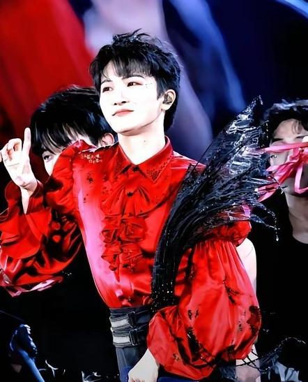 一夜赶四场晚会，周深用真唱撕开了假唱的最后遮羞布。2023跨年夜，他连登央视、