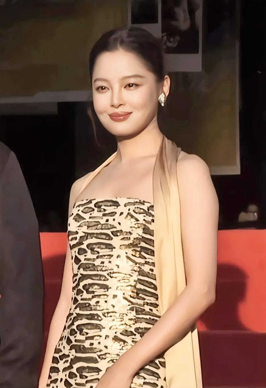 你还真别不信，红气养人是对的！辛芷蕾拿了国际大奖后首次亮相，状态和以前完全不