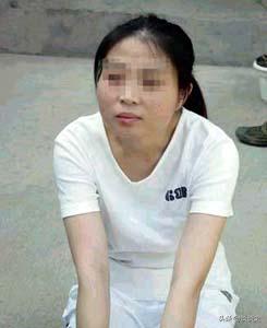 2004年6月25日的福州，方晓红被执行“注射死刑”前，仰靠在囚车车窗