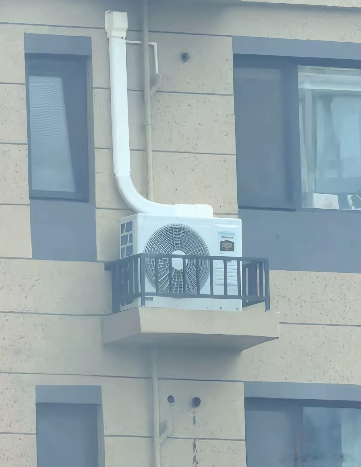 还是头一次见到这么装空调的，属实大开眼界。