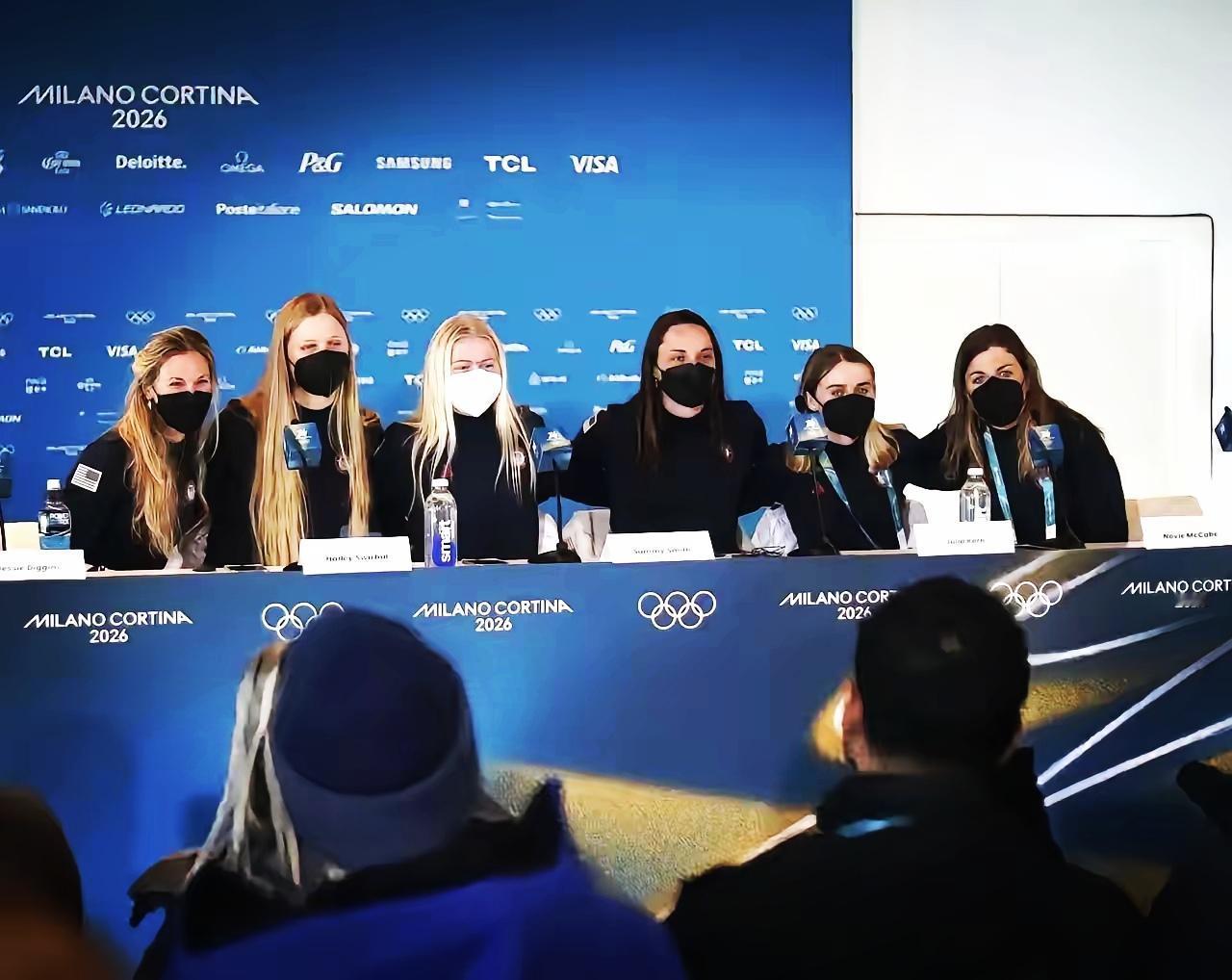 春江水暖鸭先知。地震来了，小动物先反常。米兰冬奥会，美国代表团在记者会上集体戴上