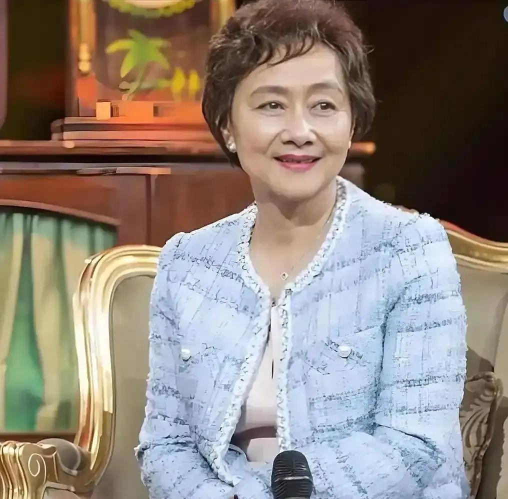 75岁，手握正师级退休待遇，拿过金鸡奖的黄梅莹，直挺挺倒在病床上。病房里静得吓人