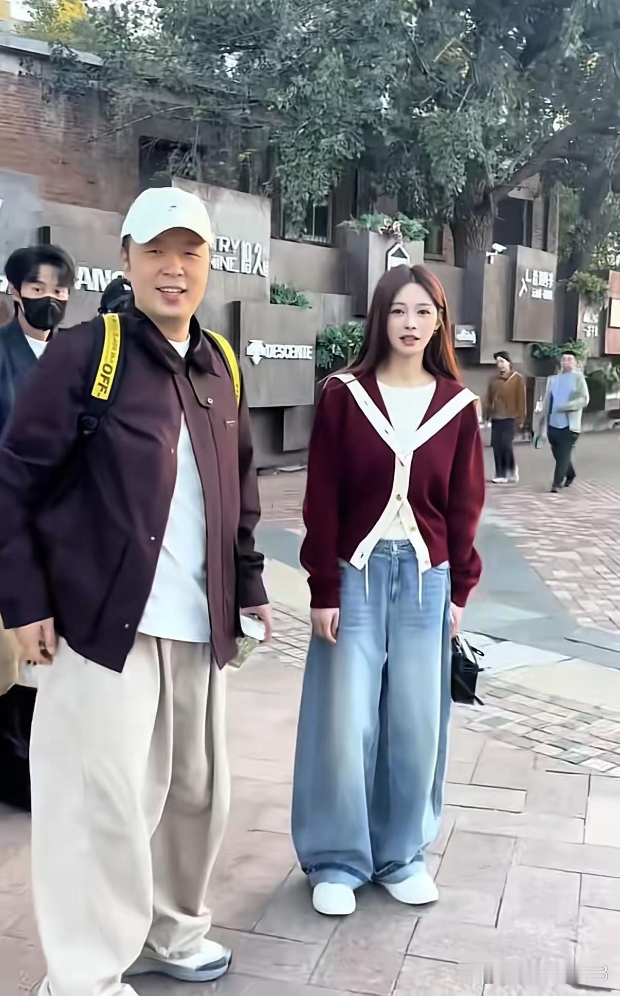 网友在北京偶遇杜海涛和沈梦辰，沈梦辰脸好小好精致，俩人在一起看起来好般配，好甜！