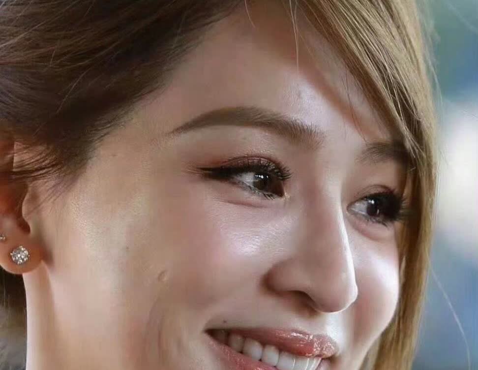 王心凌这状态哪像40+啊！怼脸拍镜头下，皮肤紧致、笑容甜到齁，当年唱