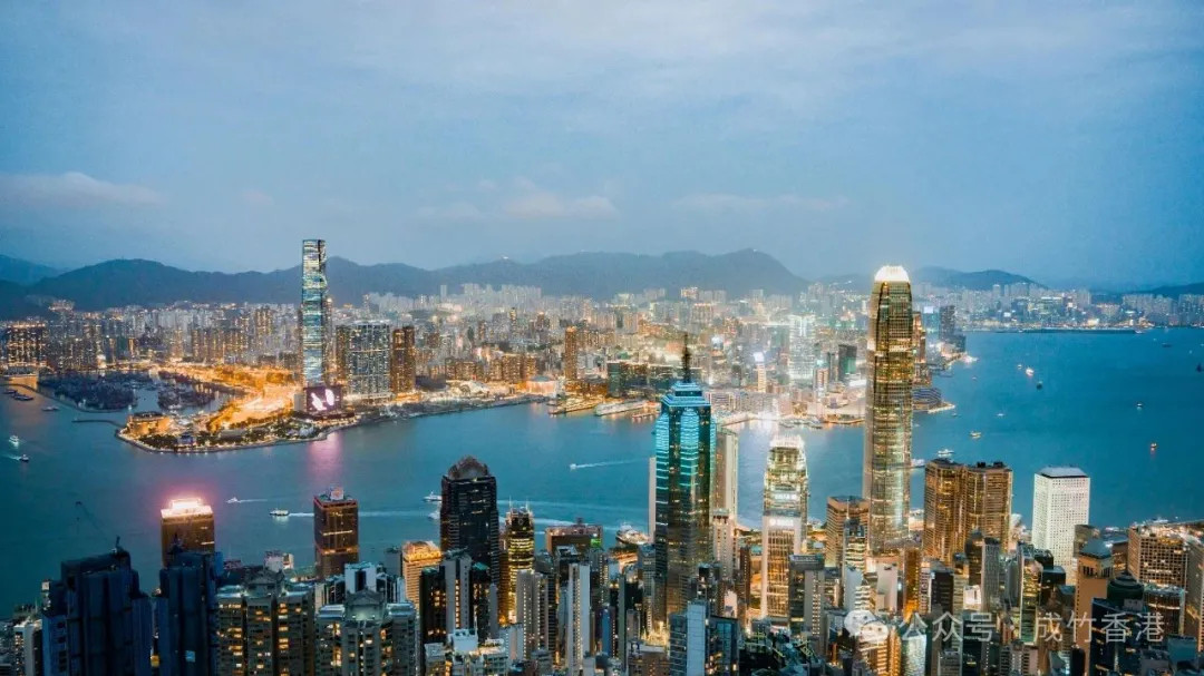 中国香港首次超越瑞士，登顶全球最大跨境财富中心。内地财富与上市热潮助推其规模达2
