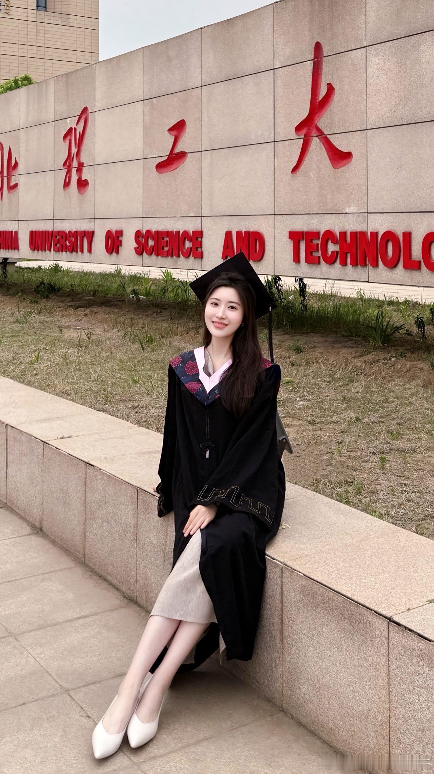 白色高跟鞋搭配学士服，学姐的最美毕业季~​​​
