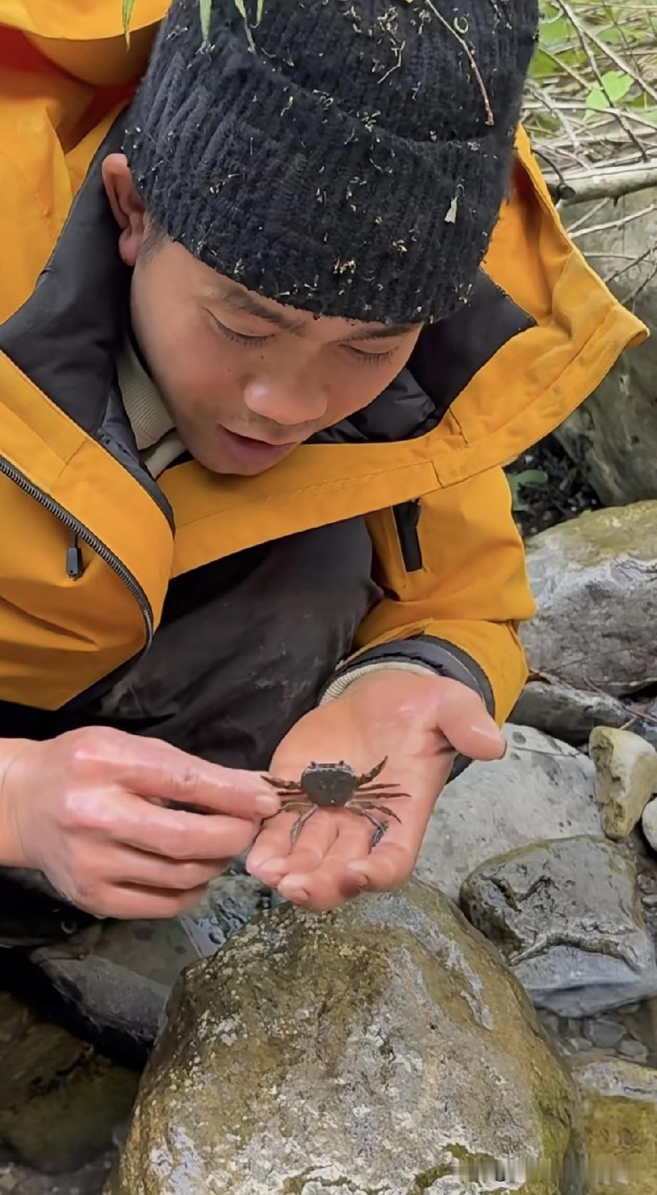 荒野求生抓螃蟹，下一秒直接塞嘴里了！这段野采视频，给我看愣了——荒野求生小