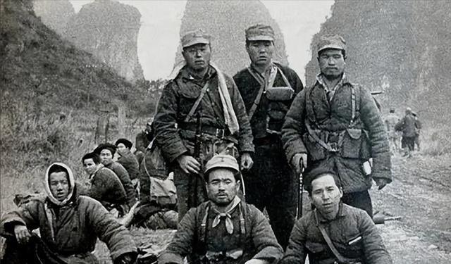 抗战中，日伪军化装成八路军摸进王曲村后，迎面遇到民兵：“站住！”伪军套近乎道：“