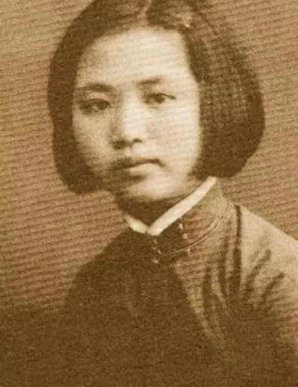 1942年，怀孕的楚青到上海执行任务，期间去投奔父亲詹克明，并在10月生下了一个