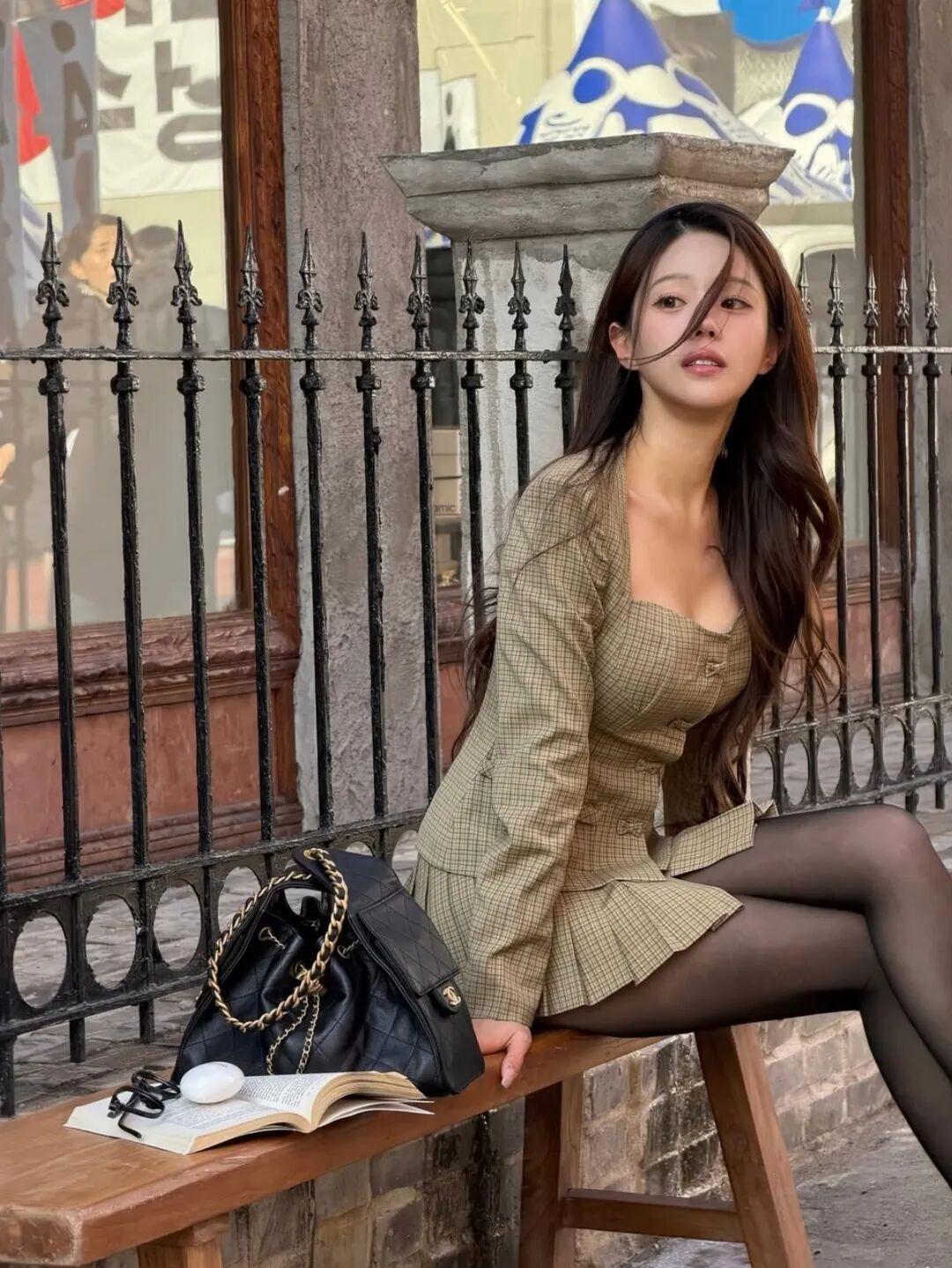 拍照技巧真的太重要了，掌握了就能轻松出片。比如侧身微笑看镜头，把自己放在画面右上