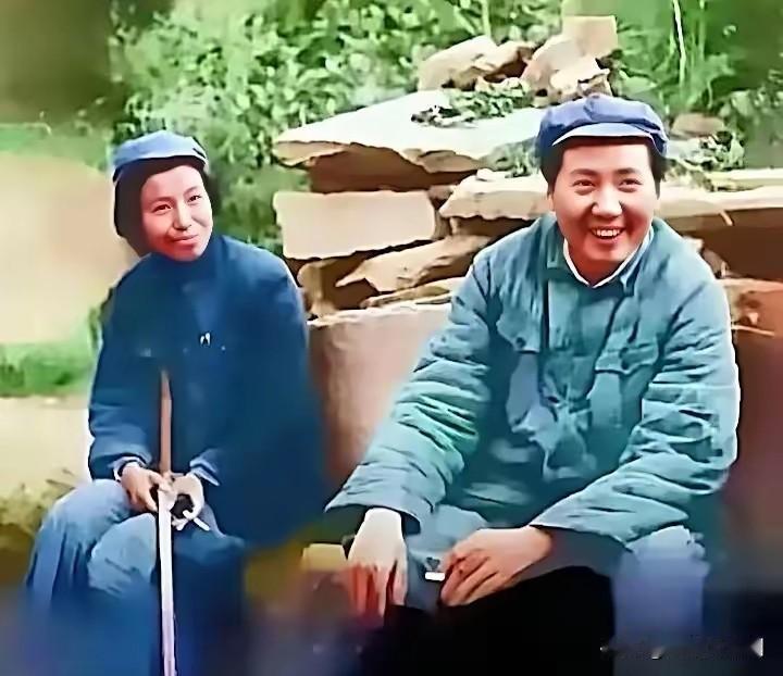 在一次行动转移中，走累了的毛主席，坐下来小憩一会时，拍了这张罕见的照片！众所