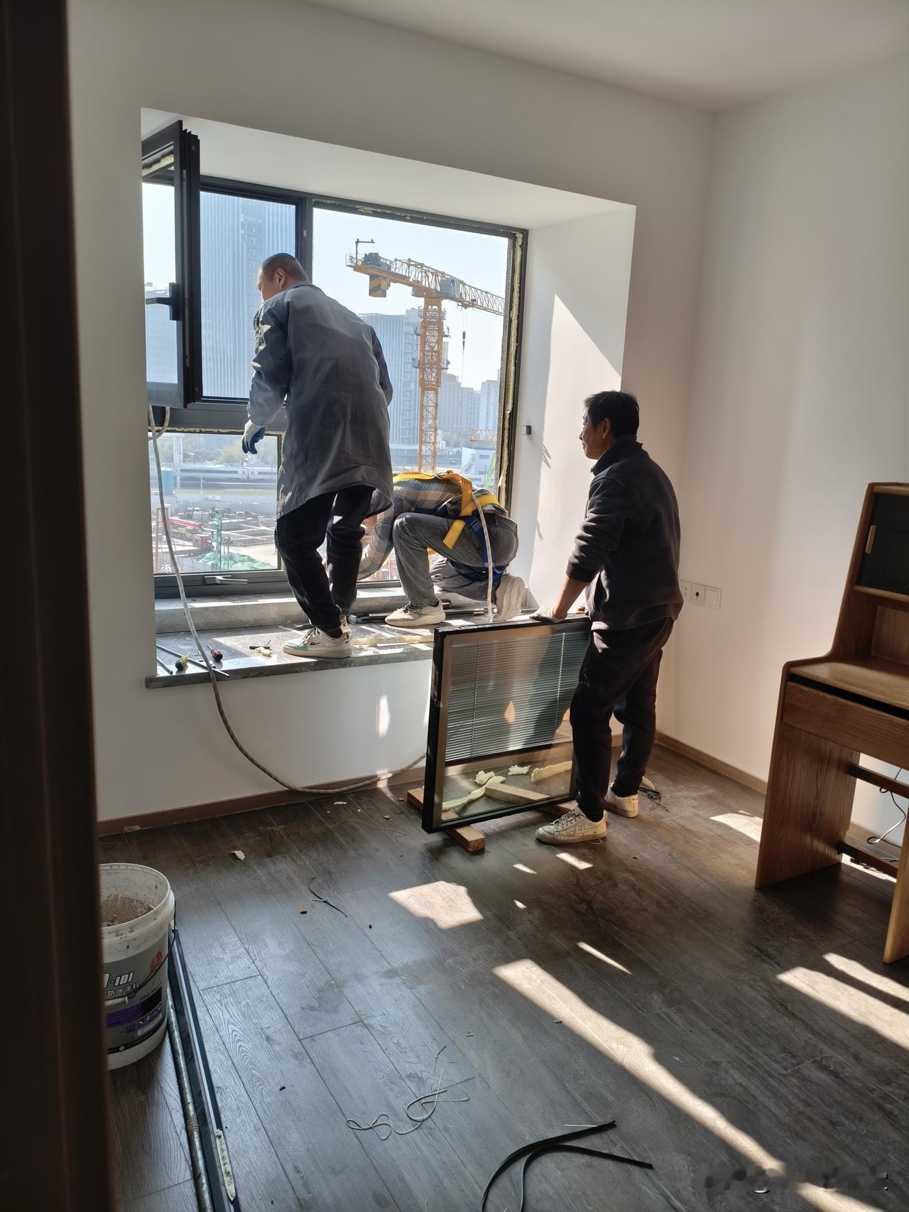 今年冬天的不同换了双层窗户，保暖了，冬天冷起来就不怕了。