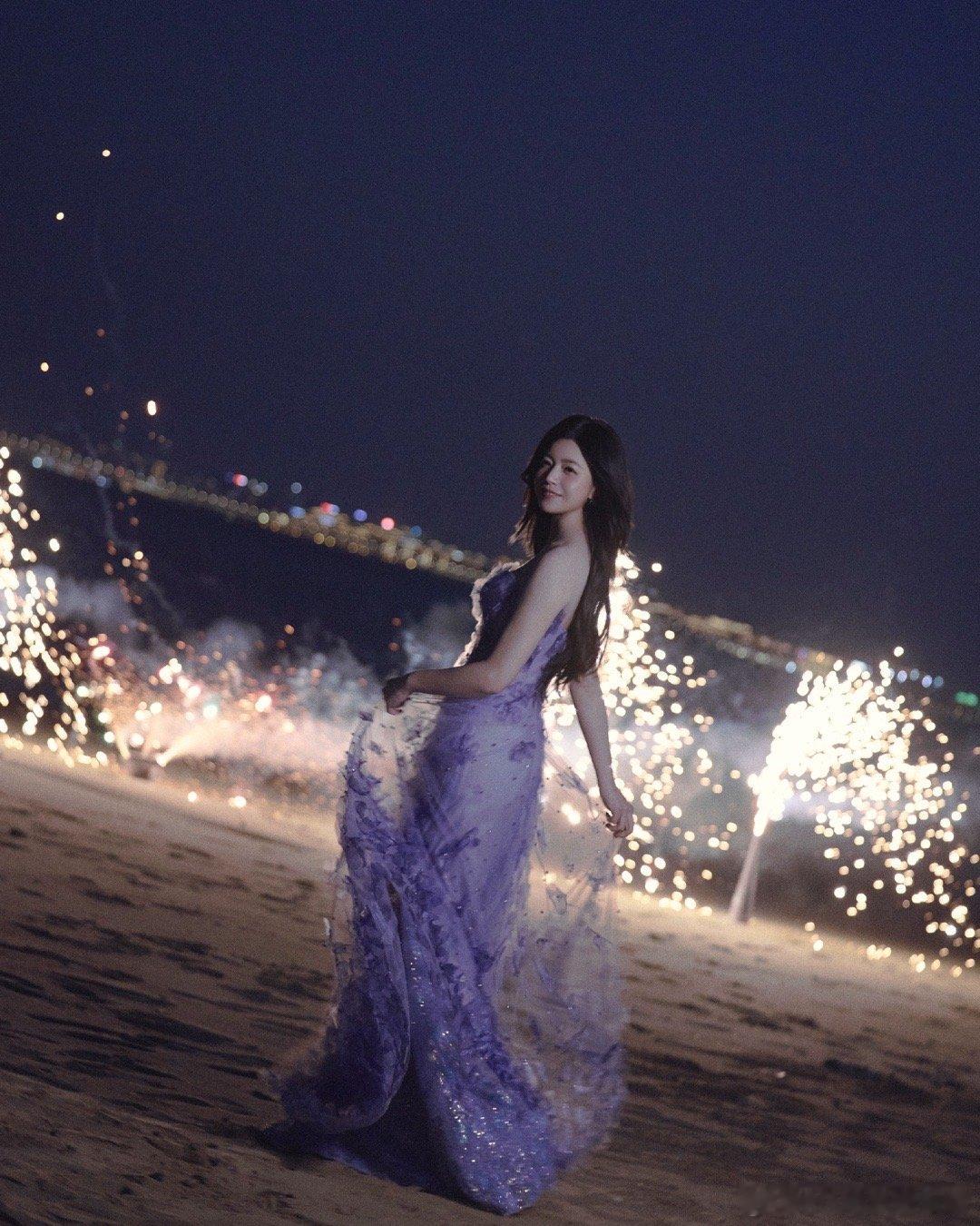 陈妍希海边烟花大片原来浪漫可以被这样具象化！陈妍希站在烟火下，淡紫裙身映着夜空