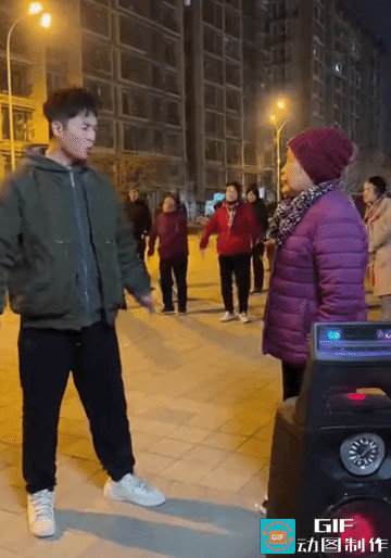 “太解气了！”晚上十一点多，楼下的广场舞还在继续扰民，小伙跟大妈对峙，大妈说：