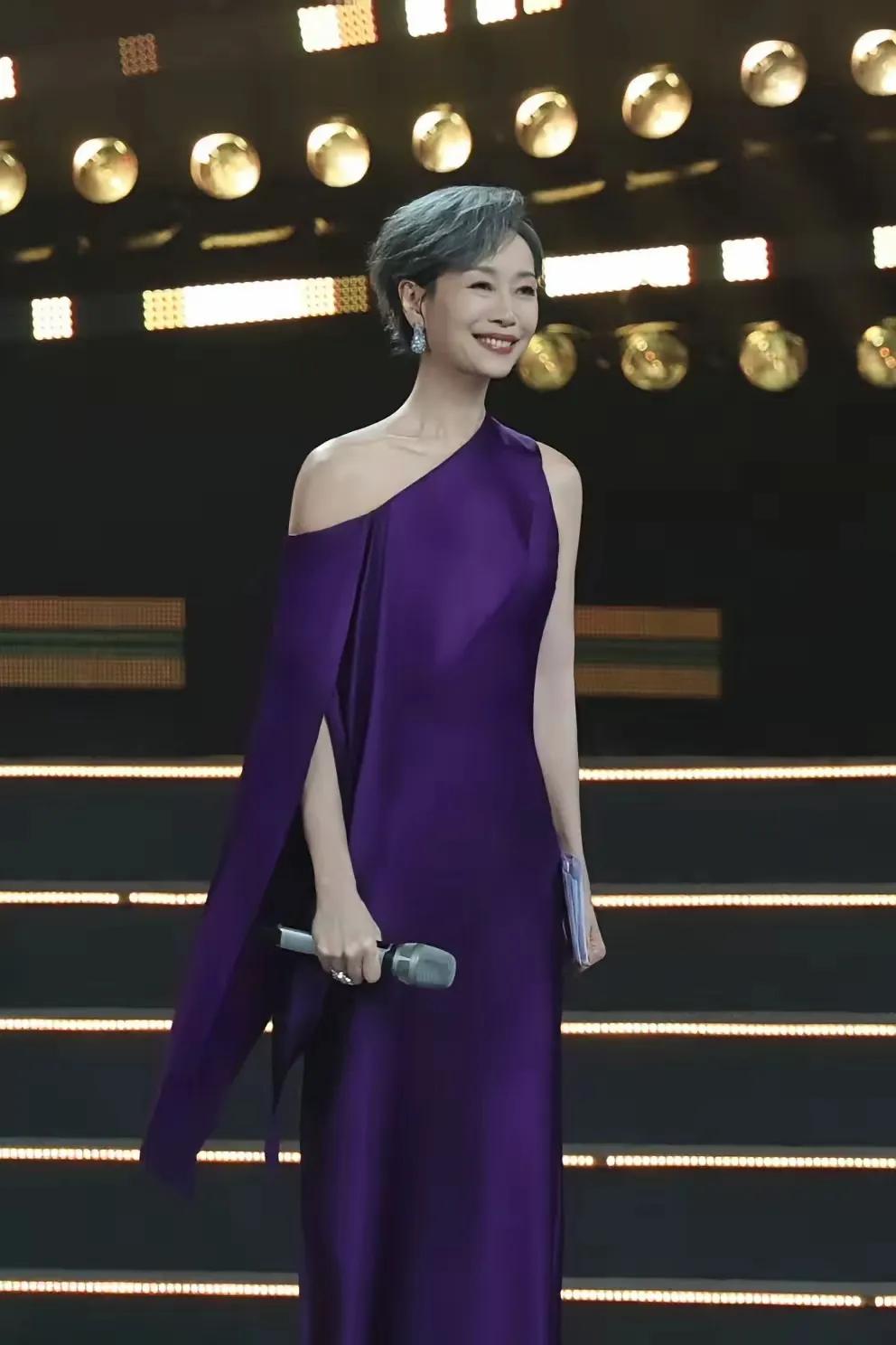 叶童湾区升明月晚会造型引争议，你怎么看？叶童亮相湾区升明月晚会，一身紫色露