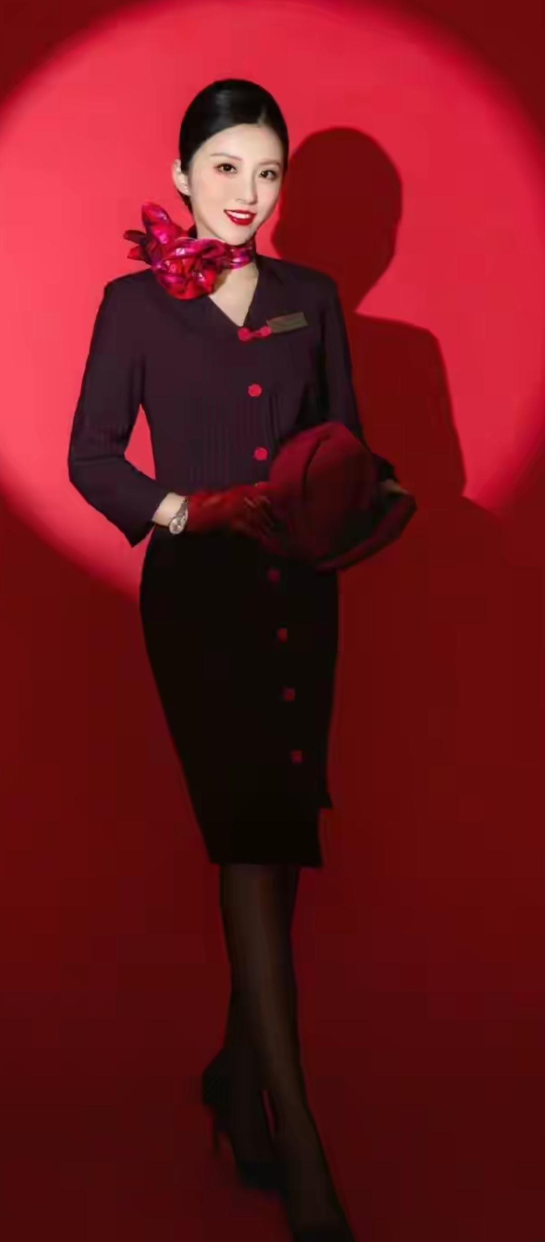 优雅空姐风，红色背景下的迷人风采