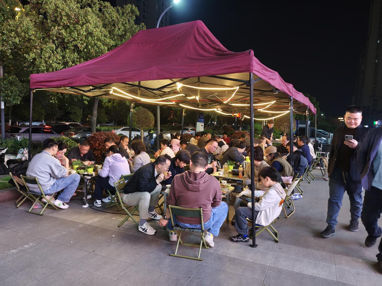 南京江北威尼斯水城这边的浦新夜市真是热闹，和南京夫子庙相比有过之而无不及，只是面