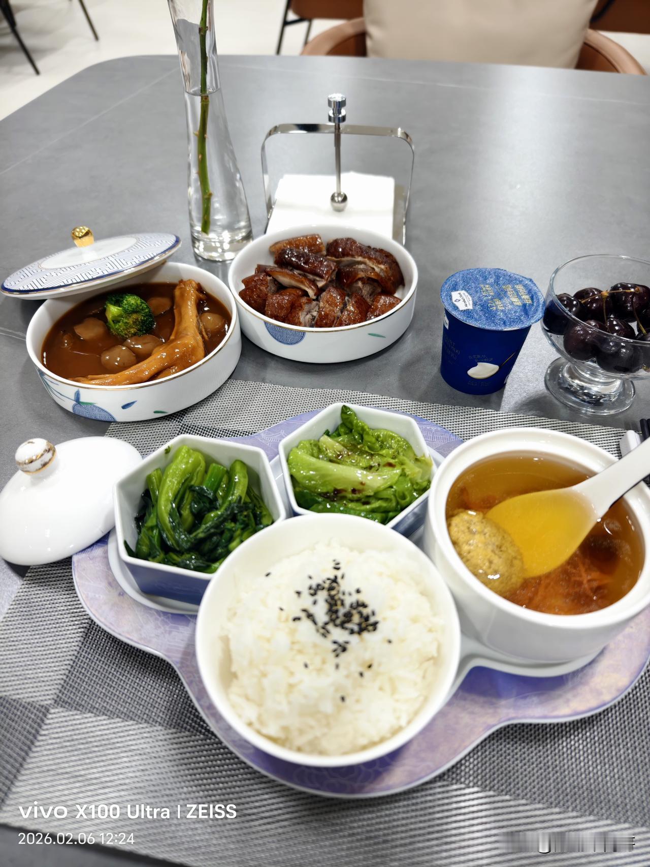 谁懂啊家人们，进仰望门店吃个客餐，鲍鱼都给整上了。以前去别家顶多咖啡小点心，这