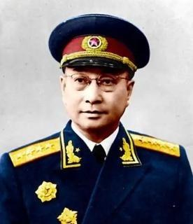 1952年，陈赓找周总理汇报工作，赶上总理外出开会，等了好几个小时后陈赓饿极了，