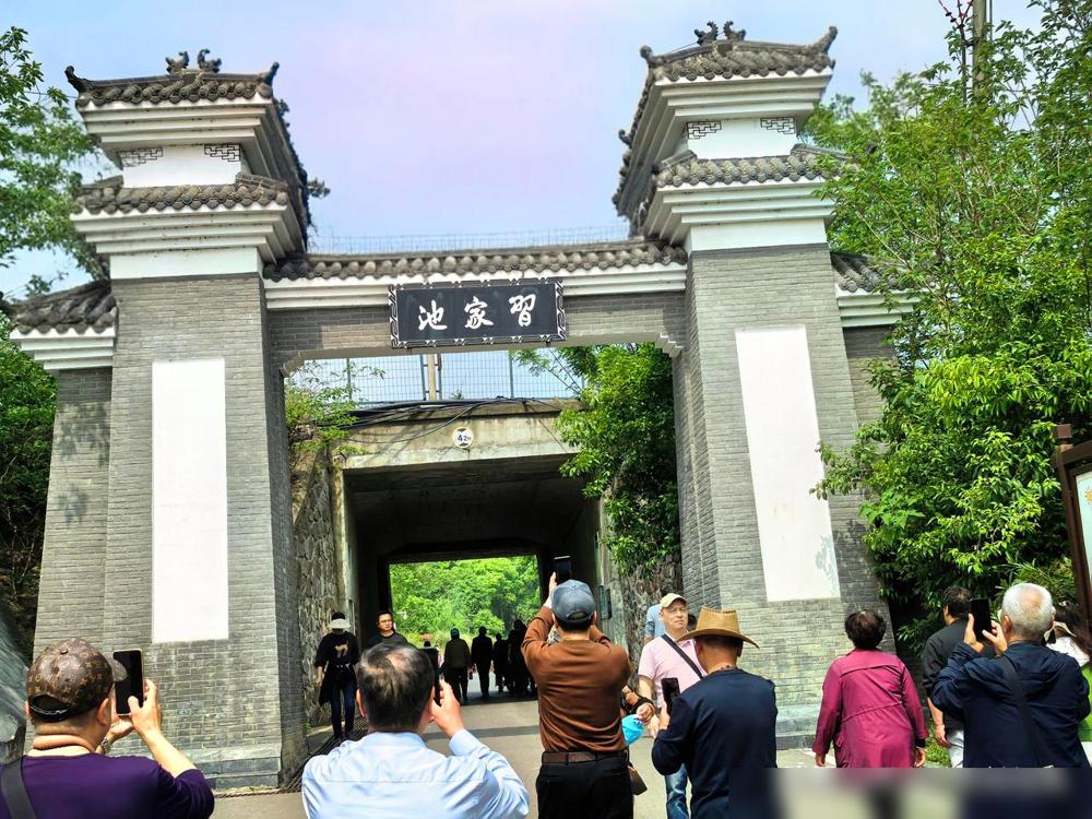 泪目了。河北，一女子和丈夫夜里给地浇水，二人休息期间，女子无意看到丈夫躺在他父亲